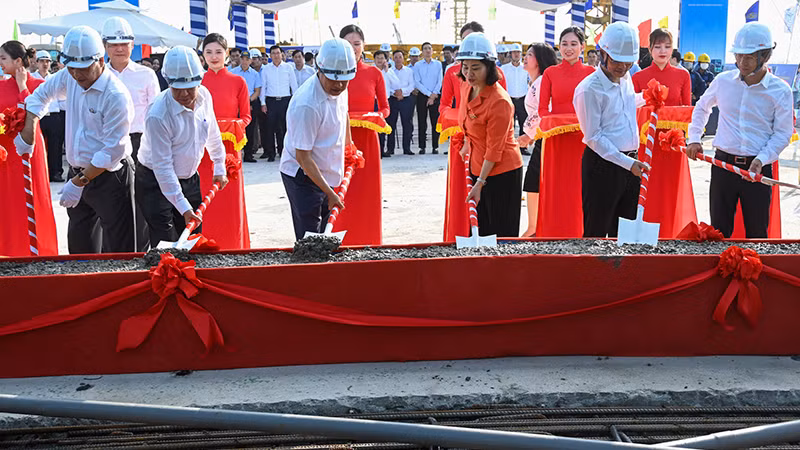 Lãnh đạo thành phố Hà Nội và các đại biểu thực hiện nghi thức hợp long cầu Vĩnh Tuy giai đoạn 2. (Ảnh: Duy Linh)