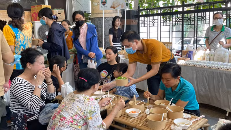 Khu ẩm thực với nhiều món ngon các vùng miền thu hút nhiều người tiêu dùng tại Thành phố Hồ Chí Minh. Khu ẩm thực với nhiều món ngon các vùng miền thu hút nhiều người tiêu dùng tại Thành phố Hồ Chí Minh.