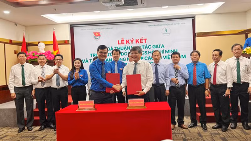 Trung ương Đoàn Thanh niên Cộng sản Hồ Chí Minh và Tập đoàn Công nghiệp cao-su Việt Nam ký kết chương trình phối hợp công tác giai đoạn 2023-2027.