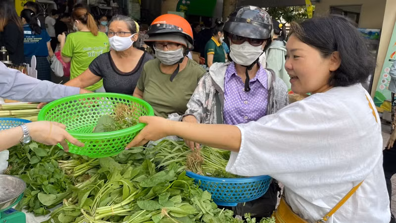 Nhiều người tiêu dùng đến mua sắm tại phiên chợ xanh-tử tế.
