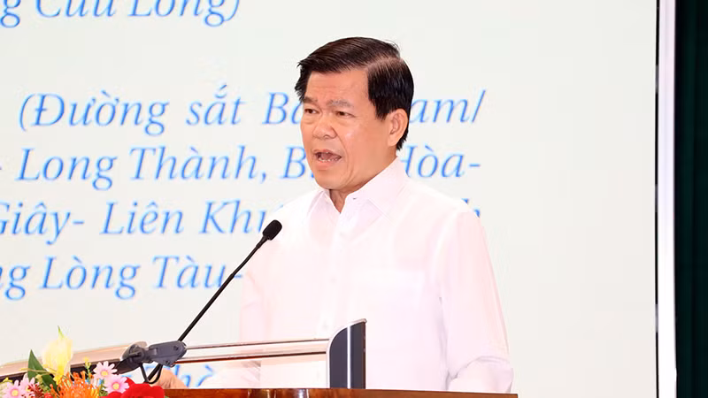 Đồng chí Nguyễn Hồng Lĩnh, Ủy viên Trung ương Đảng, Bí thư Tỉnh ủy Đồng Nai trình bày chuyên đề. Đồng chí Nguyễn Hồng Lĩnh, Ủy viên Trung ương Đảng, Bí thư Tỉnh ủy Đồng Nai trình bày chuyên đề.