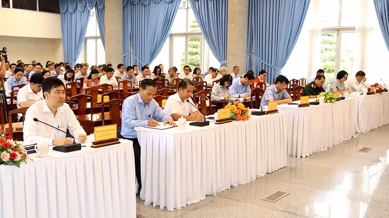 Các đại biểu tham dự hội nghị tại điểm cầu Trụ sở Tỉnh ủy Đồng Nai. Các đại biểu tham dự hội nghị tại điểm cầu Trụ sở Tỉnh ủy Đồng Nai.