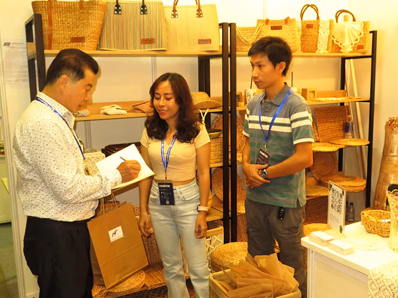 Khách tham quan, tìm hiểu sản phẩm tại hội chợ. Khách tham quan, tìm hiểu sản phẩm tại hội chợ.