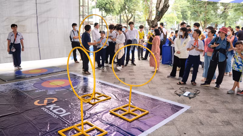 Cuộc thi Lập trình điều khiển drones-Chinh phục bầu trời dành cho học sinh trung học cơ sở.