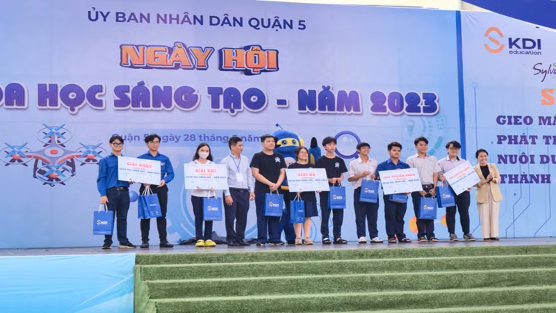 Ban Tổ chức trao giải thưởng cho các đội đoạt giải cao tại ngày hội.