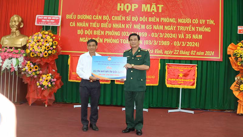 Lãnh đạo Ủy ban Mặt trận Tổ quốc Việt Nam trao tượng trưng 5 căn nhà "Mái ấm biên cương". Lãnh đạo Ủy ban Mặt trận Tổ quốc Việt Nam trao tượng trưng 5 căn nhà "Mái ấm biên cương".