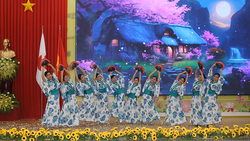 Múa quạt, loại hình nghệ nghệ thuật truyền thống của Nhật Bản. Múa quạt, loại hình nghệ nghệ thuật truyền thống của Nhật Bản.
