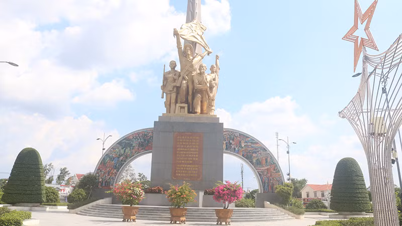 Tượng đài "Toàn dân nổi dậy, đoàn kết lập công” tỉnh Trà Vinh.