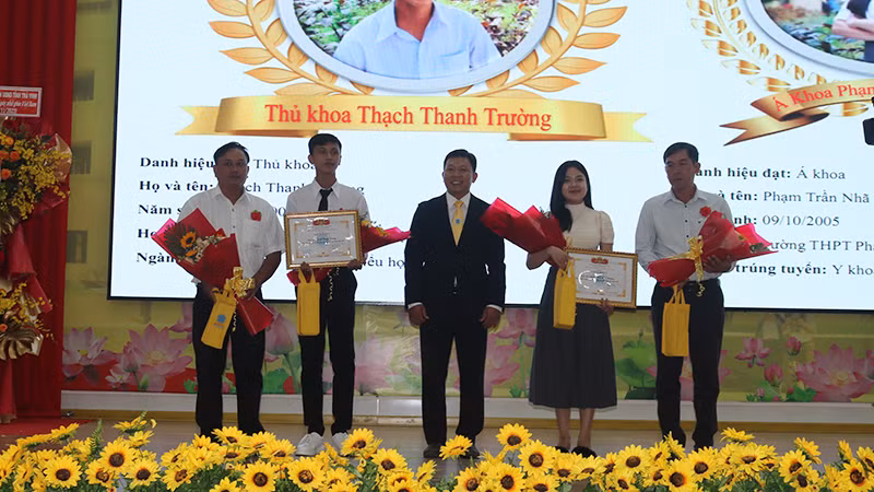 Trao giấy khen cho thủ khoa và á khoa của trường năm học 2023-2024.