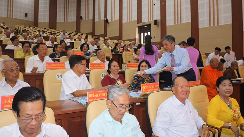 Đại biểu về dự buổi họp mặt.