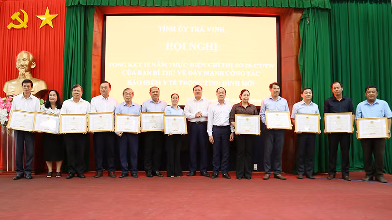 Đại diện các tập thể có thành tích xuất sắc trong công tác bảo hiểm y tế nhận Bằng khen của Ủy ban nhân dân tỉnh Trà Vinh