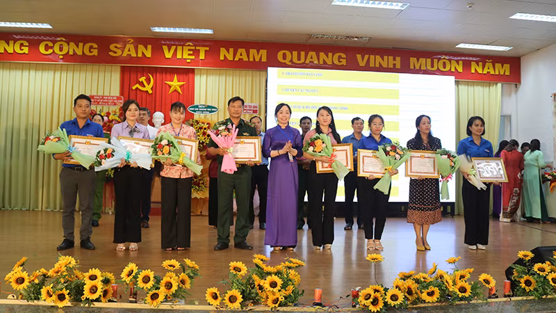 Đại diện các đội thi đạt giải nhận thưởng từ Ban tổ chức hội thi. Đại diện các đội thi đạt giải nhận thưởng từ Ban tổ chức hội thi.