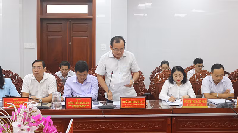 Bí thư Huyện ủy Châu Thành Huỳnh Công Lập góp ý kiến tại hội nghị.