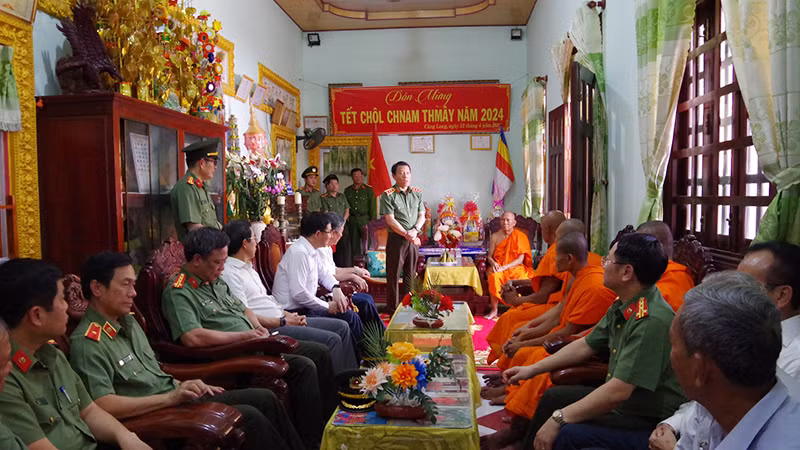 Thứ trưởng Công an Lương Tam Quang thăm, chúc Tết chùa Khmer xã Bình Phú, huyện Càng Long.
