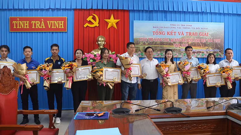 Các giả có tác phẩm đạt giải cao nhận giấy khen của Ban tổ chức cuộc thi.