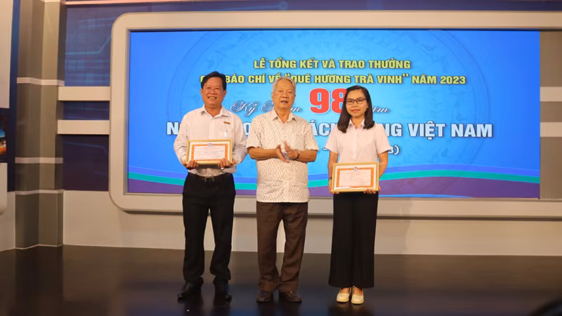 Khen thưởng, biểu dương các tác giả đạt giải Nhất giải báo chí viết về "Quê hương Trà Vinh" lần II, năm 2023.