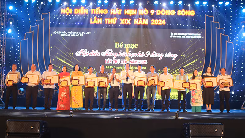 Đại diện các đoàn nghệ thuật nhận Bằng khen của Ủy ban nhân dân tỉnh Trà Vinh.