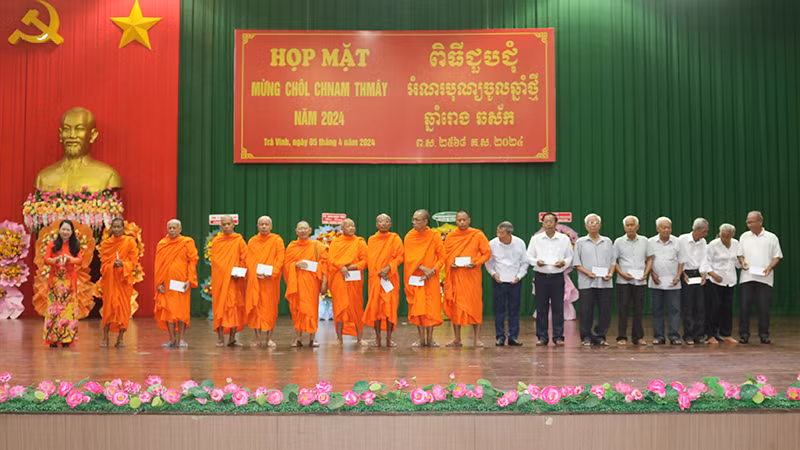 Người có uy tín trong vùng đồng bào dân tộc thiểu số nhận quà Tết.