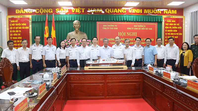 Các cán bộ, chiến sĩ Cảnh sát biển Việt Nam chụp ảnh lưu niệm cùng các đồng chí lãnh đạo Tỉnh ủy Trà Vinh.