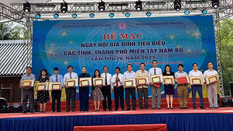 Đại diện các đơn vị tham gia Ngày hội gia đình tiêu biểu khu vực Tây Nam Bộ nhận Bằng khen của Ủy ban nhân dân tỉnh Trà Vinh. Đại diện các đơn vị tham gia Ngày hội gia đình tiêu biểu khu vực Tây Nam Bộ nhận Bằng khen của Ủy ban nhân dân tỉnh Trà Vinh.