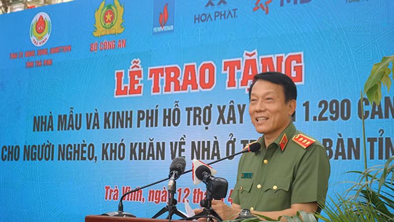 Thứ trưởng Công an Lương Tam Quang phát động khởi công 1.288 căn nhà ở tại buổi lễ.