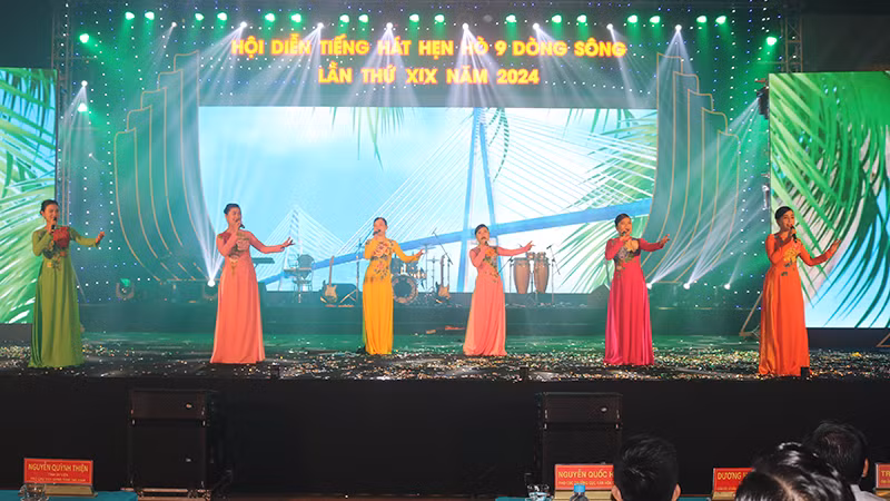 Tốp ca nữ Trung tâm Văn hóa, Điện ảnh tỉnh Bến Tre biểu diễn tiết mục "Em là con gái Bến Tre".