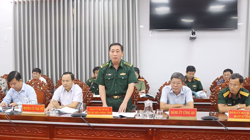 Đại tá Mai Văn Yên, Chủ nhiệm Chính trị Bộ Chỉ huy Bộ đội Biên phòng Trà Vinh phát biểu ý kiến tại hội nghị. Đại tá Mai Văn Yên, Chủ nhiệm Chính trị Bộ Chỉ huy Bộ đội Biên phòng Trà Vinh phát biểu ý kiến tại hội nghị.