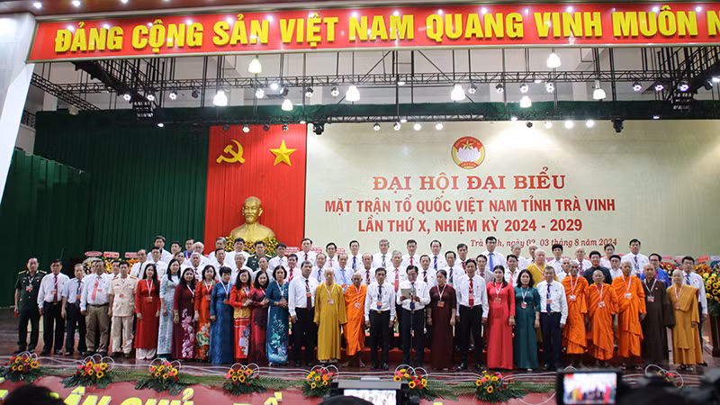 Ủy viên Ủy ban Mặt trận Tổ quốc Việt Nam tỉnh khóa mới ra mắt tại Đại hội. Ủy viên Ủy ban Mặt trận Tổ quốc Việt Nam tỉnh khóa mới ra mắt tại Đại hội.
