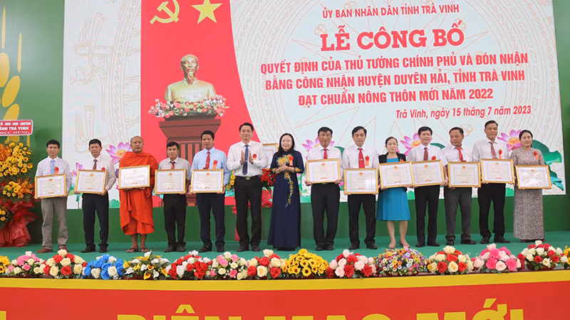 Cá nhân có nhiều đóng góp trong xây dựng nông thôn mới huyện Duyên Hải nhận Bằng khen của Ủy ban nhân dân tỉnh.