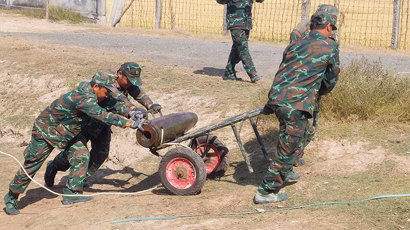 Vận chuyển bom bàn cho giao lực lượng Lữ đoàn Công binh 25, Quân khu 9 đưa đi hủy nổ theo quy định. Vận chuyển bom bàn cho giao lực lượng Lữ đoàn Công binh 25, Quân khu 9 đưa đi hủy nổ theo quy định.