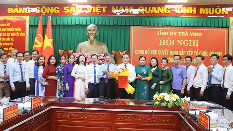 Ban Chấp hành Đảng bộ các cơ quan Đảng tỉnh nhiệm kỳ 2020-2025 ra mắt tại buổi lễ. Ban Chấp hành Đảng bộ các cơ quan Đảng tỉnh nhiệm kỳ 2020-2025 ra mắt tại buổi lễ.