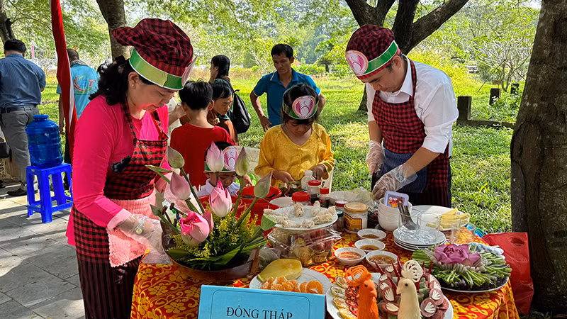 Một gia đình tiêu biểu đơn vị tỉnh Đồng Tháp thực hiện phần thi nấu ăn "Món ngon cuối tuần". Một gia đình tiêu biểu đơn vị tỉnh Đồng Tháp thực hiện phần thi nấu ăn "Món ngon cuối tuần".