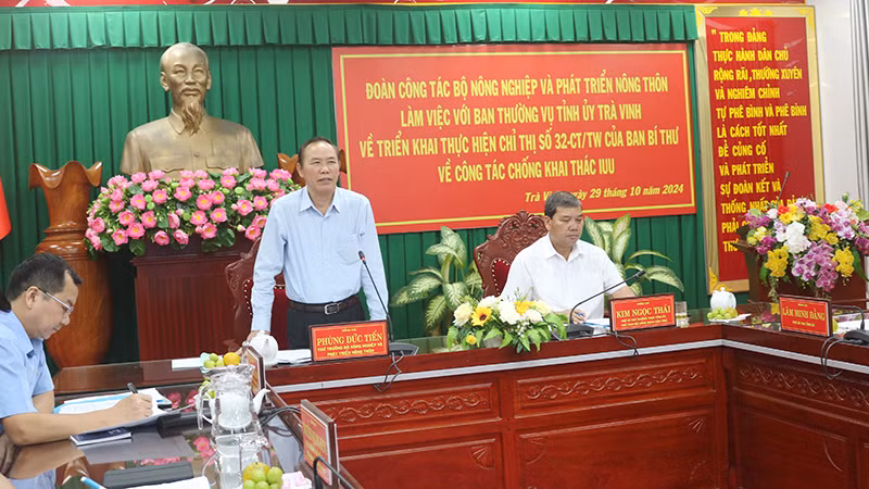 Thứ trưởng Nông nghiệp và Phát triển nông thôn Phùng Đức Tiến phát biểu tại buổi làm việc.