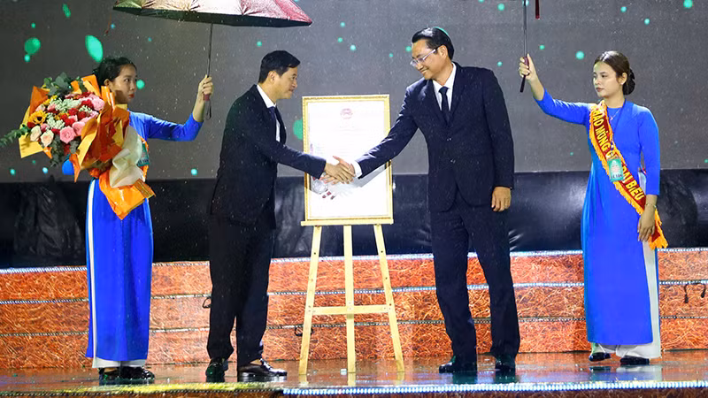 Lãnh đạo Ủy ban nhân dân tỉnh đón nhận chứng nhận chỉ dẫn địa lý dừa sáp Trà Vinh.