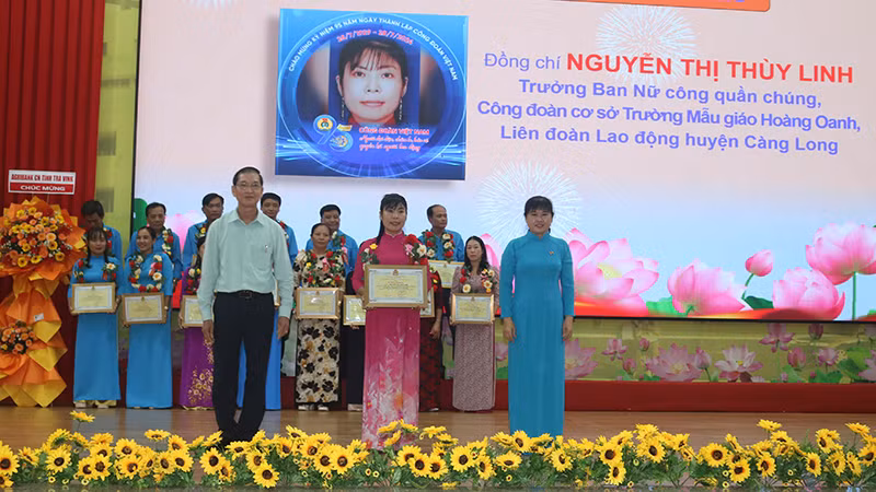 Đồng chí Nguyễn Thị Thùy Linh (giữa), Công đoàn cơ sở Trường Mẫu giáo Hoàng Oanh, Liên đoàn Lao động huyện Càng Long nhận Bằng khen.