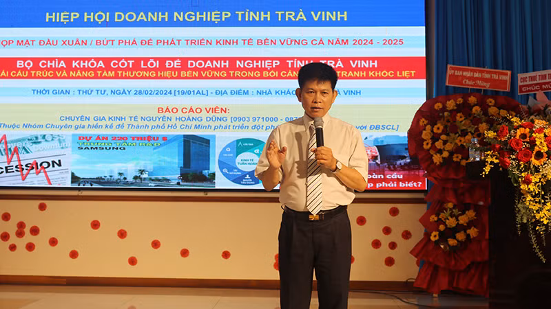 Ông Nguyễn Hoàng Dũng, chuyên gia kinh tế Thành phố Hồ Chí Minh trình bày tham luận với chuyên đề phát triển kinh doanh bền vững.