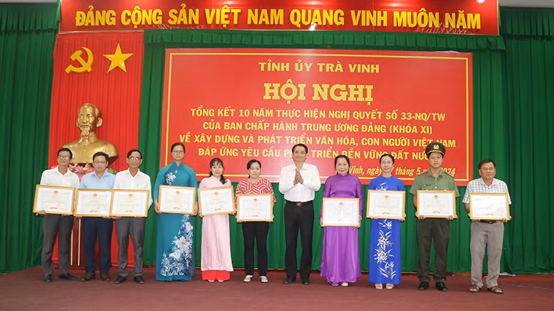 Các cá nhân có thành tích xuất sắc trong thực hiện nghị quyết được nhận Bằng khen của Ủy ban nhân dân tỉnh Trà Vinh. Các cá nhân có thành tích xuất sắc trong thực hiện nghị quyết được nhận Bằng khen của Ủy ban nhân dân tỉnh Trà Vinh.