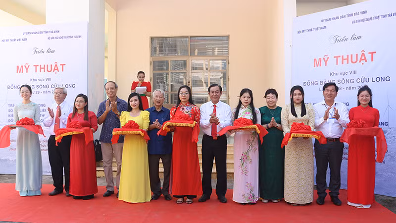 Nghi thức cắt băng khai mạc triển lãm mỹ thuật khu vực đồng bằng sông Cửu Long.