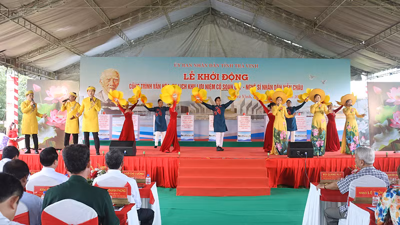 Tiết mục văn nghệ tại buổi lễ khởi động công trình khu lưu niệm cố soạn giả, Nghệ sĩ Nhân dân Viễn Châu. Tiết mục văn nghệ tại buổi lễ khởi động công trình khu lưu niệm cố soạn giả, Nghệ sĩ Nhân dân Viễn Châu.