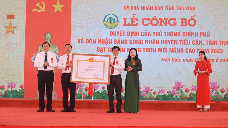 Đại diện lãnh đạo Huyện ủy, Ủy ban nhân dân huyện Tiểu Cần nhận quyết định công nhận huyện nông thôn mới của Thủ tướng Chính phủ.