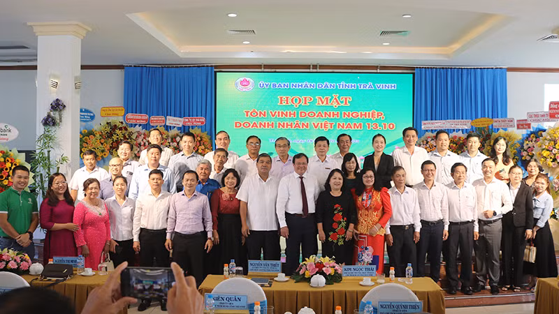 Đại biểu về dự buổi họp mặt chụp ảnh lưu niệm cùng lãnh đạo Tỉnh ủy, Ủy ban nhân dân tỉnh Trà Vinh.