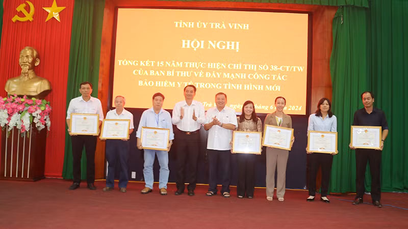 Các cá nhân có thành tích xuất sắc trong công tác bảo hiểm y tế nhận Bằng khen của Ủy ban nhân dân tỉnh.