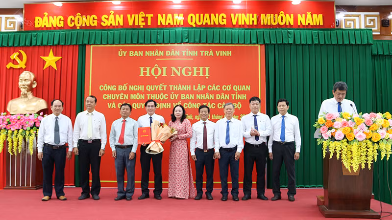 Lãnh đạo Sở Nông nghiệp và Môi trường tỉnh Trà Vinh nhận quyết định thành lập cơ quan.