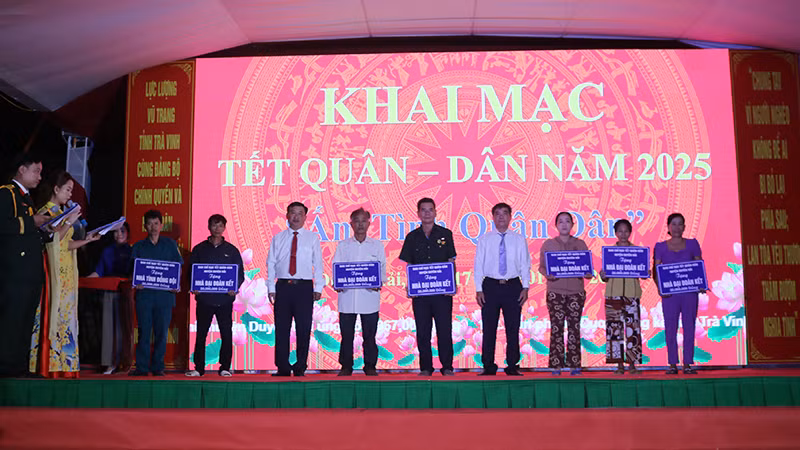 Trao biểu trưng hỗ trợ nhà Đại đoàn kết cho hộ dân huyện Duyên Hải khó khăn về nhà ở. 