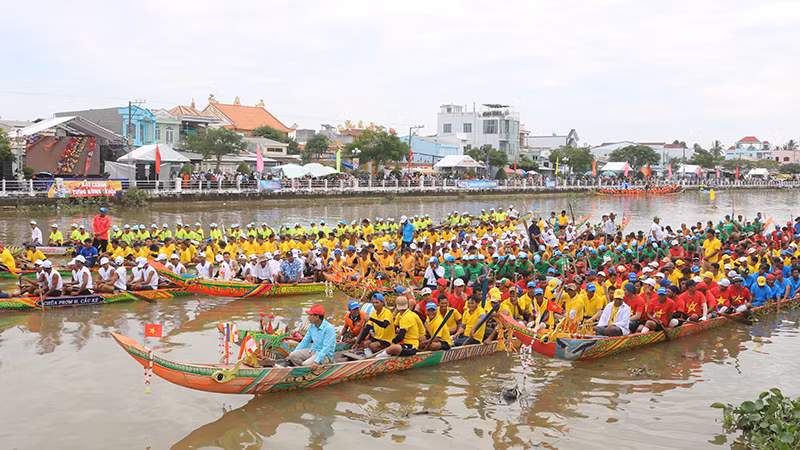 Lễ hội Oóc Om Bóc gắn với hoạt động đua ghe ngo trên sông Long Bình, thành phố Trà Vinh.