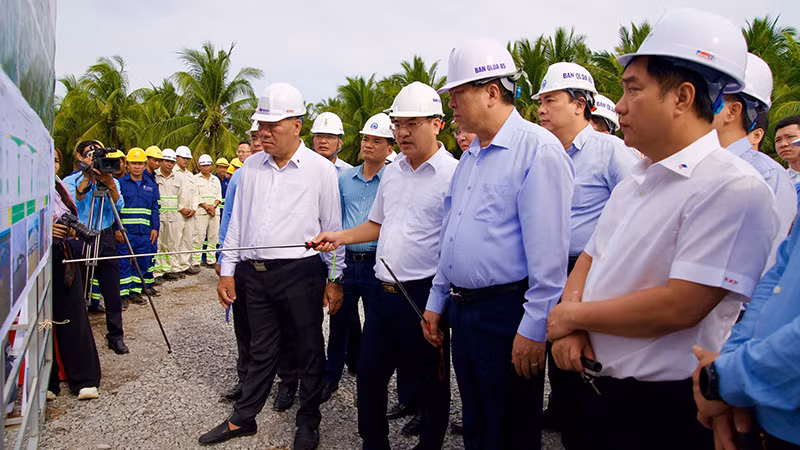 Bộ trưởng Giao thông vận tải Trần Hồng Minh (thứ 2 bên phải) nghe giới thiệu các hạng mục công trình cầu Đại Ngãi 1 bắc qua sông Hậu.