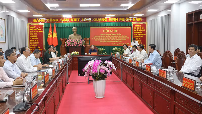 Đại biểu dự hội nghị tại điểm cầu trực tiếp, trực tuyến Tỉnh ủy Trà Vinh.