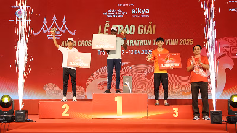 Các vận động viên đạt thành tích cao ở đường chạy 42km, hạng mục dành cho nam nhận thưởng.