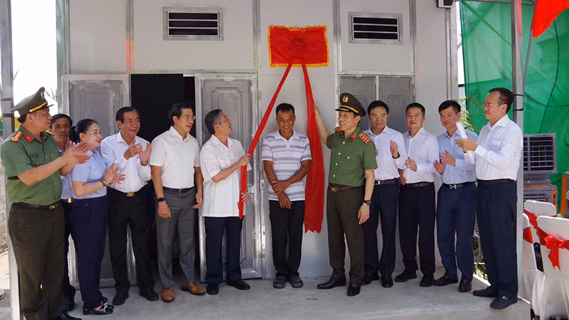 Đoàn công tác của Bộ Công an thực hiện nghi thức trao tặng nhà mẫu.