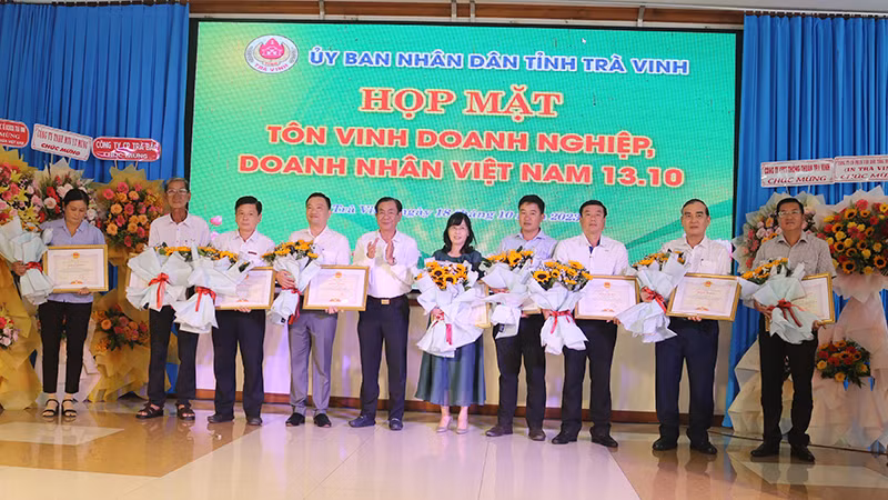 Doanh nhân tiêu biểu nhận Bằng khen của Ủy ban nhân dân tỉnh Trà Vinh.